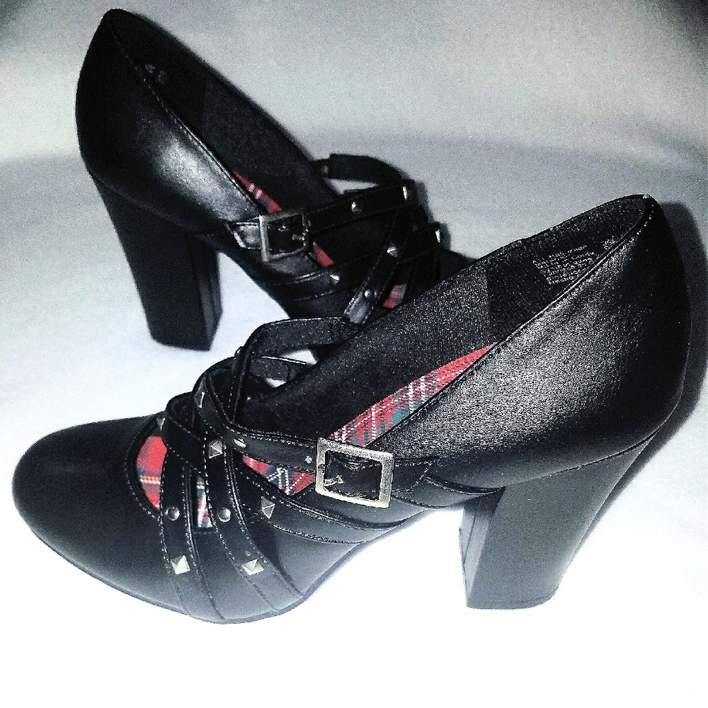 Size 8.5 Sexy Black Heels with Silver Studding